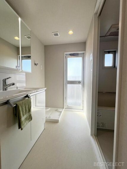 脱衣場 白を基調とした清潔感のある洗面室。