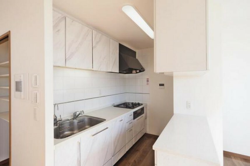 キッチン キッチン/油ハネ掃除がしやすい壁付きキッチン。調理スペースも広く使いやすそうです。