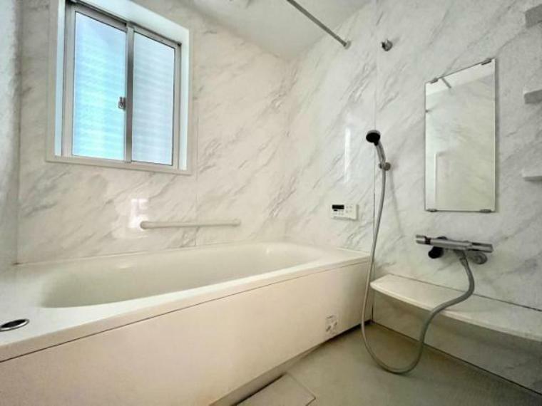 【浴室】<BR/>浴室には窓もついているので、湿気対策や陽も入ります