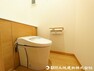 トイレ ＜トイレ＞1階2階お掃除のしやすいタンクレストイレです。