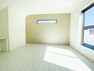 寝室 2階8.62帖の洋室です。明るく風通しの良い全室2面採光です。バルコニーに出られます。
