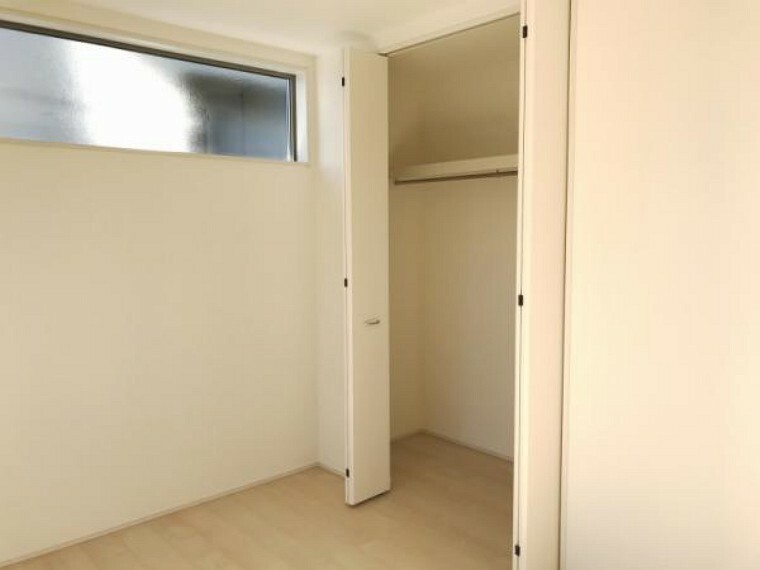 寝室 洋室6.5帖　収納スペースを多くとり、スッキリ空間で暮らしたい方にピッタリ