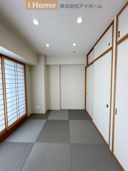 和室 リビング横にある和室は、家事室・作業スペースに使えて大変便利です。琉球畳はフローリングと調和しますね。