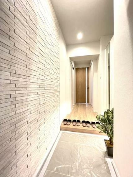 玄関 玄関には消臭・調湿効果のあるエコカラットを採用しワンランクアップの上質な空間を演出。