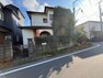 現況写真 土地の前の道路に消火栓が設置されていることがあります。この場合、道路交通法第45条第1項により、駐車禁止の場所が指定されています。そのため、車庫などの駐車スペースをつくることができない場合があります。