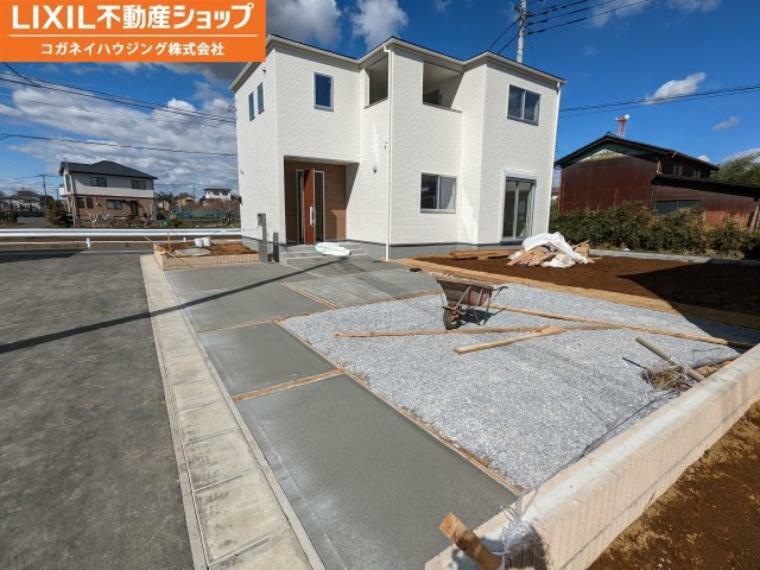 駐車場 お車4台駐車可能です。とにかく広いので是非見に来てください。