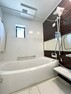 現況外観写真 アクセントパネルを採用したホテルライクな浴室。浴室乾燥暖房機がついているので、梅雨の時期のお洗濯や寒い日のヒートショック対策にも便利。