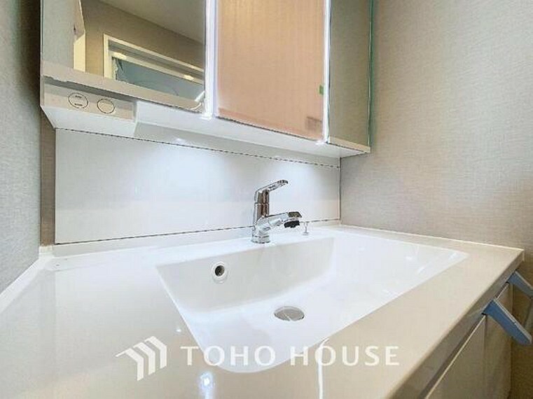 洗面化粧台 「リフォーム済・シャワー付き洗面台」洗面台には三面鏡を採用。鏡の後ろに収納スペースが設けられているので、洗面台周りをスッキリと片付ける事ができます。