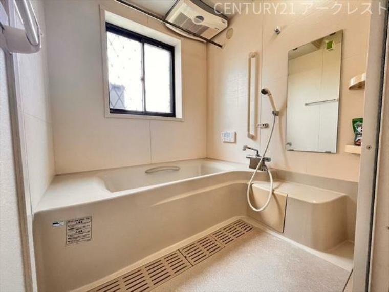 浴室 ～Bath～落ち着いた色合いの壁面、ゆっくり、ゆったり寛げるバスルーム。