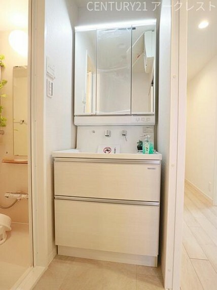 洗面化粧台 清潔感のあるすっきりとした洗面台です。洗面台下に収納スペースがあり、日用品のストックに便利です。白が基調の清潔感のある洗面所です。