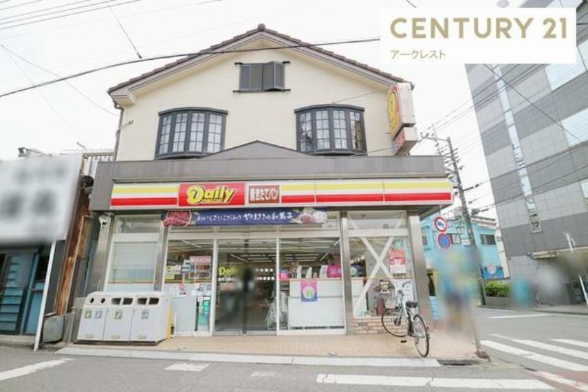 コンビニ デイリーヤマザキ　西所沢駅前店 24時間営業なので、急なお買い物にも便利です。飲食物や軽い日用品を販売しております。駐車場；無