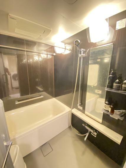 浴室 ダークブラウンを基調とした、広くて落ち着けるバスルーム。浴室乾燥機や追い焚きもついてます!!