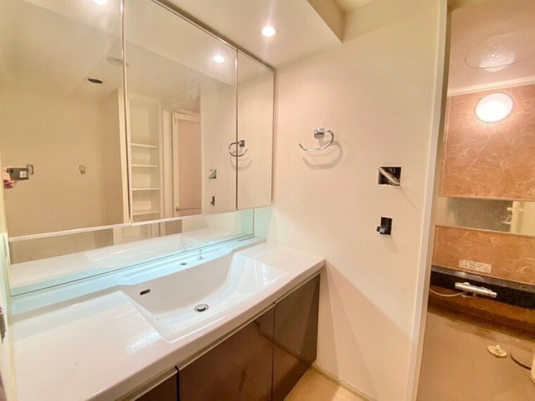 洗面化粧台 ～大きな鏡を採用した洗面台～ ・洗面台は一面の大型鏡を採用する事でホテルライクな仕様に。大型の鏡で朝の準備などもはかどりますね。 ・洗面台下のパイプスペースは収納としてご利用可能です。