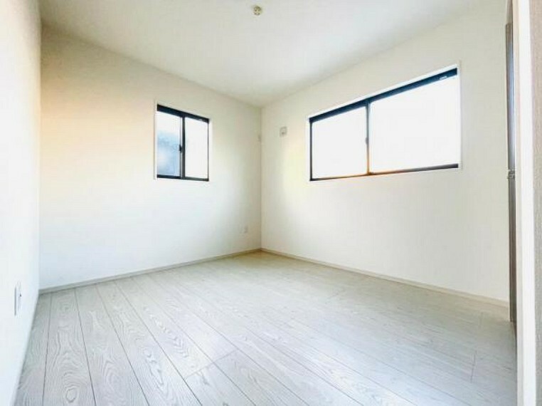 寝室 【2階洋室】洋室は白が基調のシンプルなデザインなので、インテリアを配置して自分の好きな空間を作る楽しみが広がります。