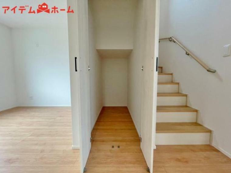 収納 空間を有効利用した階段下収納付き！ 掃除機や雑巾などの掃除用具の収納にも最適です！