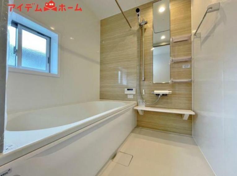 浴室 棚が設置されているので、シャンプーやリンスなど キレイに並べておくことができます。