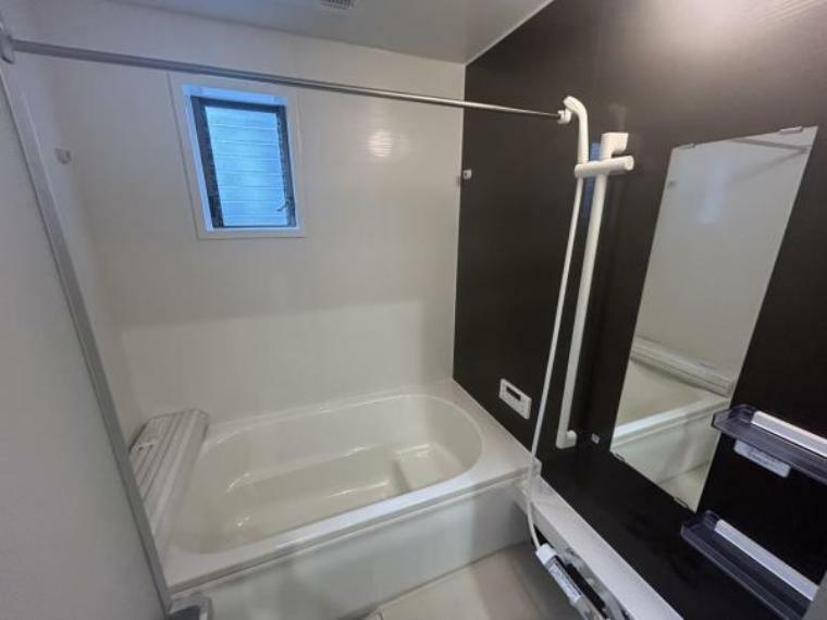 【浴室】浴室はハウステック製の新品のユニットバスに交換しました。浴槽には滑り止めの凹凸があり、床は濡れた状態でも滑りにくい加工がされている安心設計です。