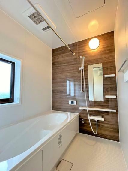 浴室 【リフォーム済】新品交換済みの1坪のユニットバスは浴室乾燥機能付き。湿気をすみずみまで除去、結露やカビの発生を抑えます。雨の日のお洗濯にも便利ですね。
