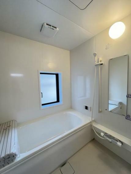浴室 【リフォーム中/風呂】浴室はハウステック製のユニットバスに交換します。浴槽には滑り止めの凹凸があり、床は濡れた状態でも滑りにくい加工がされている安心設計です。
