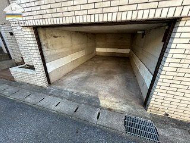 ■駐車場1台■車種により車庫入れが困難な場合がありますので、現地を直接ご確認ください。