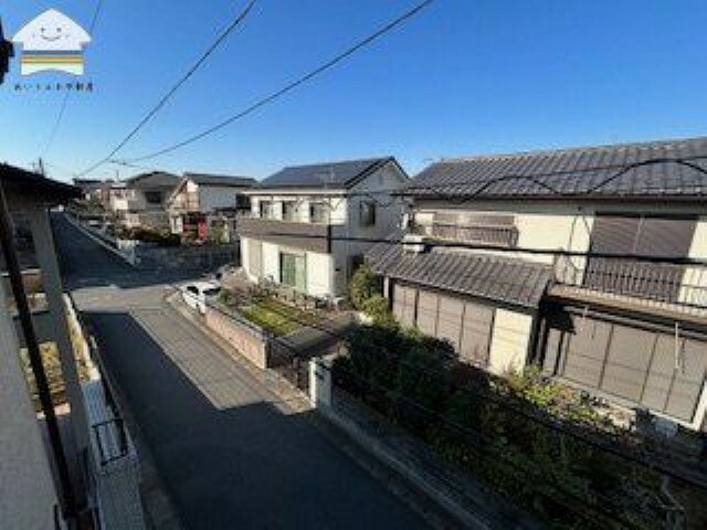 広い道路で家と家の間隔が広く眺望良好です！