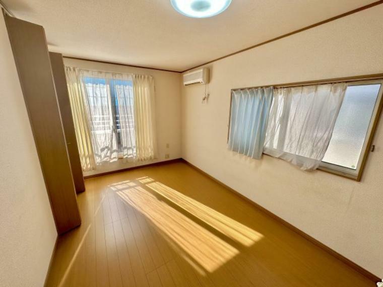 寝室 広々、9帖の主寝室 バルコニーに繋がる大きな窓からは明るい陽射しが差し込みます