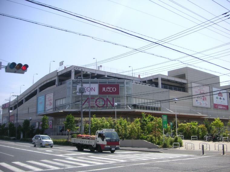 スーパー イオン横浜新吉田店（●横浜市営地下鉄グリーンライン新羽駅より徒歩10分に位置する大型スーパーです。1階は品揃え豊富な食料品、2階は衣料品、日用品やフードコートがあります。駐車場完備で大きな買い物の際にも大変便利です●）