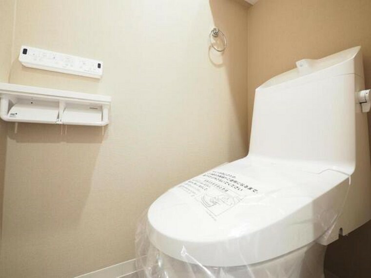 トイレ 温水洗浄便座付きのトイレです。消耗品などの保管に役立つ棚が備えられています。