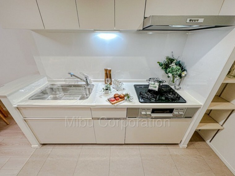 キッチン 浄水器・食洗機付のシステムキッチン。匂い移りしにくい独立型です（新規交換）