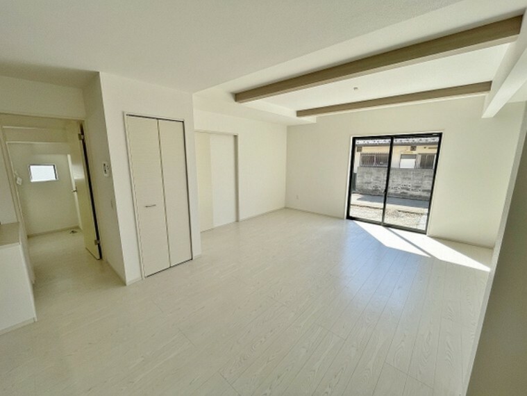 居間・リビング 白を基調とした明るい空間が広がるリビングです。