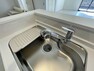 キッチン キッチン蛇口の先端に浄水機能を内蔵。塩素やそのほかの除去物質を蛇口先端ギリギリで除去する水の安全性を考慮しました。一体型だからキッチンもスッキリ。ボタンひとつで上水と原水をカンタン切替。