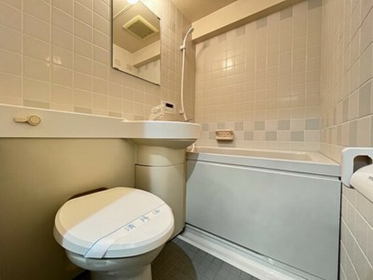 トイレ 水周りはシンプルにホワイトで統一。清潔感と収納が付いて実用性も兼ね備えた造りです。