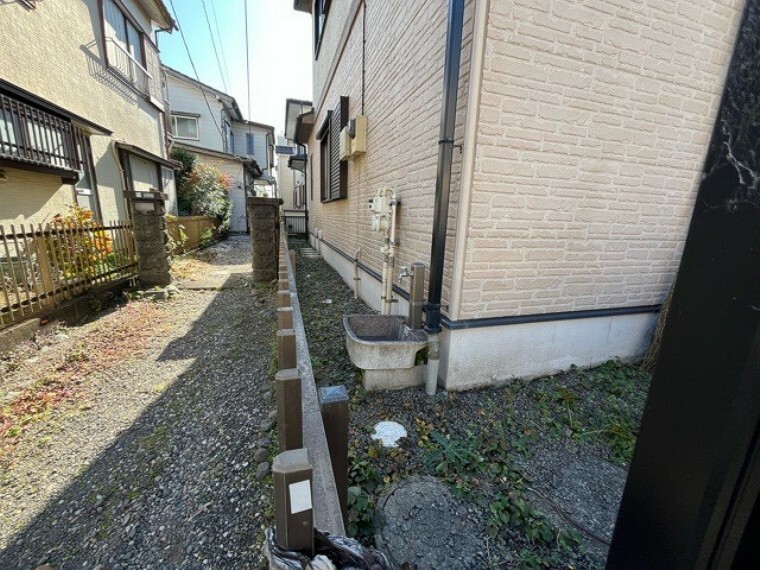 現況写真 土地の前の道路に消火栓が設置されていることがあります。この場合、道路交通法第45条第1項により、駐車禁止の場所が指定されています。そのため、車庫などの駐車スペースをつくることができない場合があります。