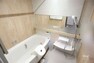 浴室 浴室リフォームされた浴室は広々として日々の疲れを癒せるでしょう。［2023年12月2日撮影］
