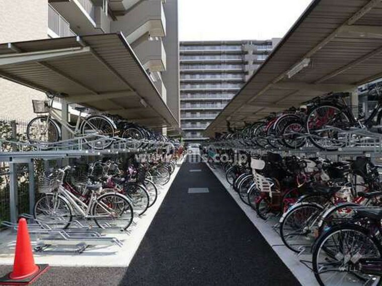 駐輪場 駐輪場。ラック2段式になっています。屋根があり雨の日も濡れずに保管できます。