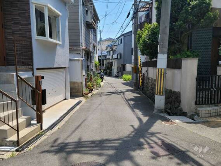 現況写真 【前面道路】この物件は現状空家のため、即入居していただくことができます。（令和5年11月26日確認）