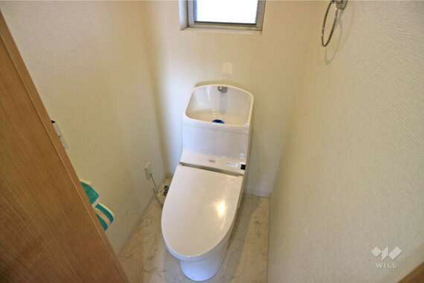トイレ トイレは温水洗浄機能便座付き！窓も付いていて、換気も楽々！浴室と同じく戸建てのように使えます！