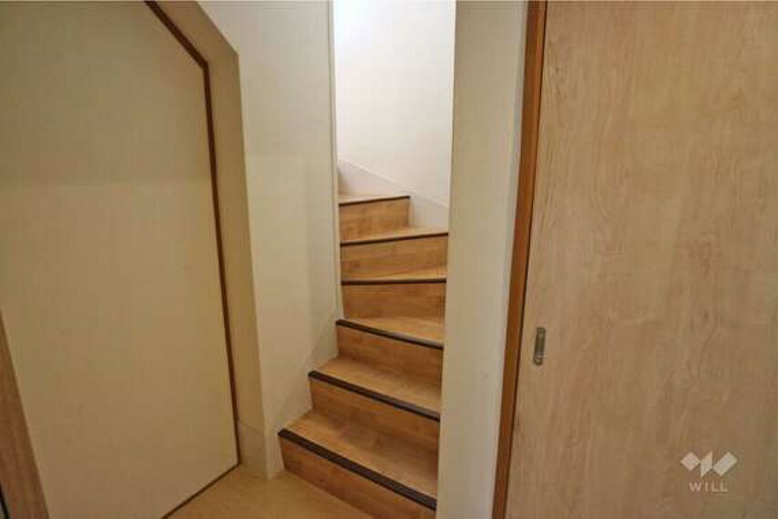 メゾネットタイプのお住まいで、階段がございます。上階にLDKと水回り、下階に居室の間取りです。