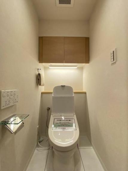 トイレ ストックに便利な収納棚つきのトイレ。