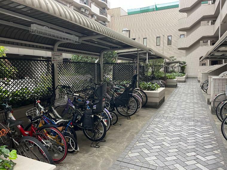 駐輪場 屋根付きの自転車置き場です