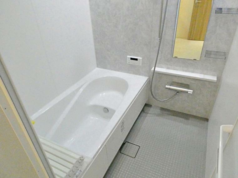 浴室 広々1坪サイズの浴室で1日の疲れをゆったりと癒してくれます！  ステップ付きの浴槽は節水効果も。