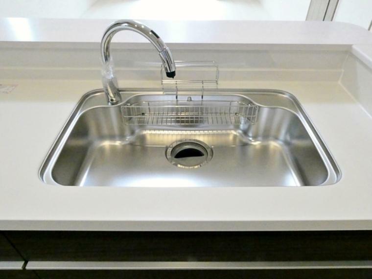 キッチン 手をかざすだけで水流のオン、オフが可能。タッチレスセンサー式で、水栓との接触がなくいつも清潔！