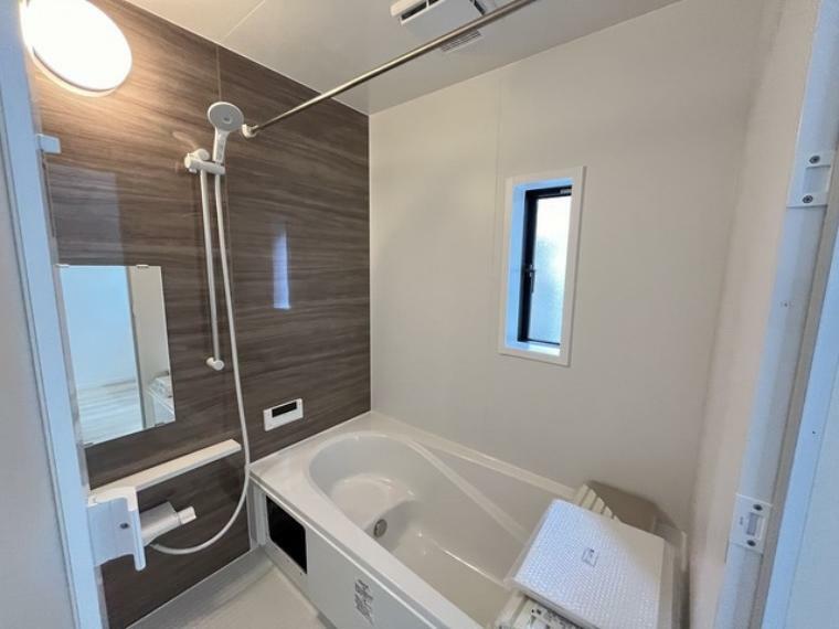 浴室 半身浴ができるベンチスペースがあり、節水にも効果を発揮します。1坪サイズなので、ゆったりとご入浴ができます。浴室乾燥機付きです。