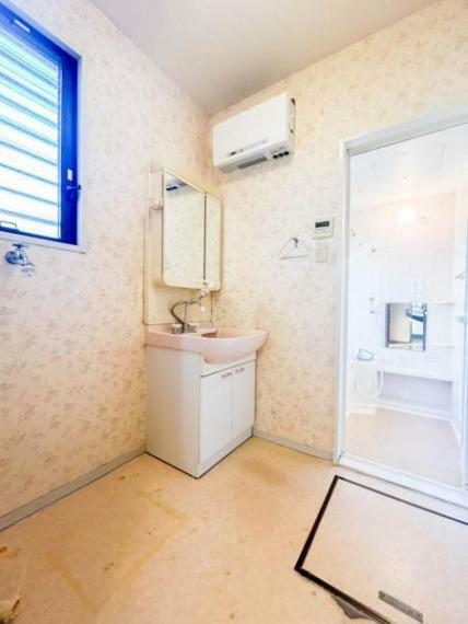 洗面化粧台 【洗面室】浴室に繋がる洗面室は洗濯機を置いても邪魔にならないほどのスペースがございます。窓も付いており、しっかりと換気してくれます。床の汚れ等気になる方は張替え等お勧め致します。