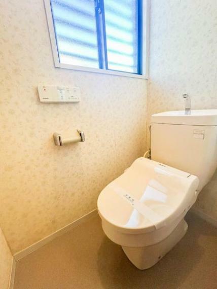 トイレ 【トイレ】1階のトイレになります。カチタスの方で清掃を行いました。こちらのトイレスペースも圧迫感の無い広さです。入室すると蓋が自動で開いてくれる優れものです。