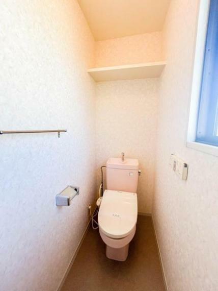 トイレ 【2階トイレ】2階のトイレには上部に棚が付いており、お掃除用具やトイレットペーパー等置けるスペースがございます。こちらのトイレも清掃済で自動で蓋が空く優れものです。
