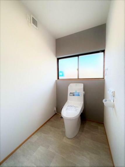 トイレ 【リフォーム済】トイレはLIXIL製の洗浄機能付き便器に交換しました。約1.5帖の広さなので棚などを置くこともできます。