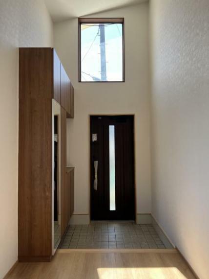 玄関 【リフォーム済】玄関ドアと靴箱を交換しました。天井が高く解放感のある玄関です。