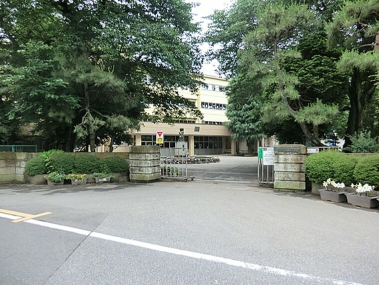 小学校 「柏市立柏第三小学校」人間性豊かで、自分の目標に向かって、努力を続ける強い心と体力を持った児童を育成を目標としています