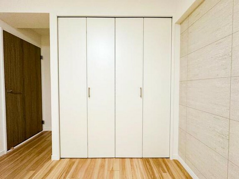 収納 「すっきりとした空間を・・・」居室に大きなクローゼットを設けることにより、有効的な室内を造り上げております。